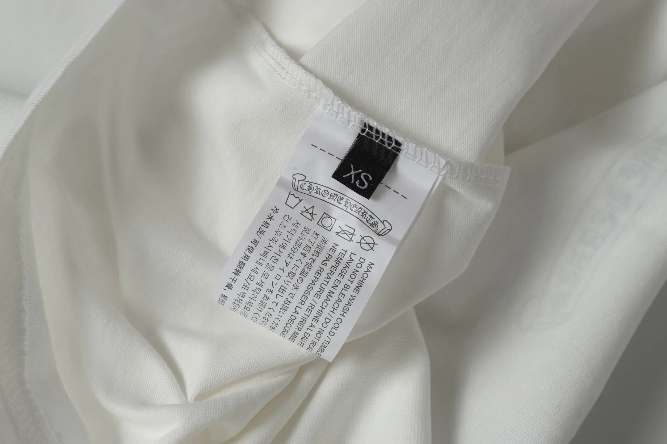 🅿️170 Chrome hearte/Chrome heart ch 25ss early spring new Sanskrit logo pocket short sleeves. A must-have item for daily commuting for men and women in light luxury. The correct version is welcome to compare. Detailed features ·280g 100% cotton double yarn jersey fabric ·Custom-dyed in the same cylinder, special thickened 32 counts double-strand 1x1 thread ·Double-needle cross-stitch technology ·Original main mark washed hangtag COLOUR: black white SIZE：xs s m l